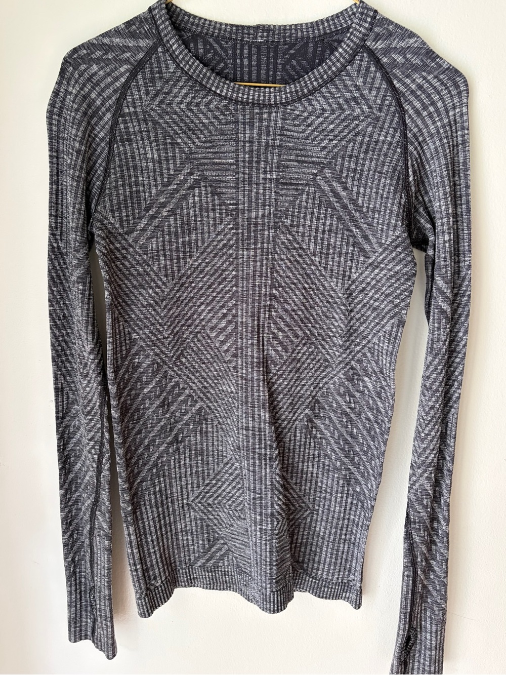 18. Size Small LULULEMON Black + White Patterned Restless Longsleeve